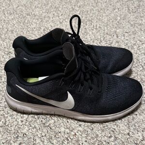 Men’s Nike Free RN Black and White Athletic Shoes Size 9
